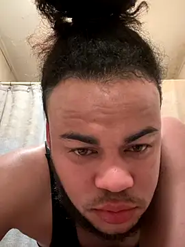 familia0210 online show from October 17, 2025, 4:05 am