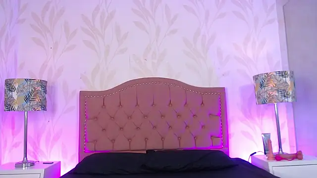 Snapshot of IssisLancaster chatting on October 27, 2025, 11:33 am IssisLancaster online show from October 27, 2025, 11:33 am