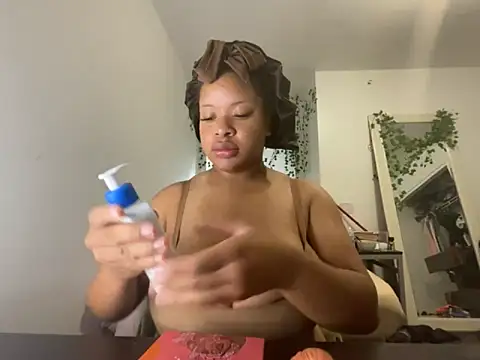 Snapshot of Princessivy56 chatting on October 16, 2025, 12:35 pm Princessivy56 online show from October 16, 2025, 12:35 pm