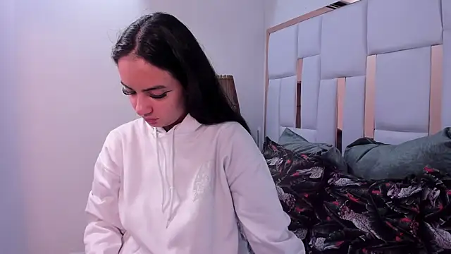 Snapshot of maddie_greyy chatting on November 19, 2025, 11:21 am maddie greyy online show from November 19, 2025, 11:21 am