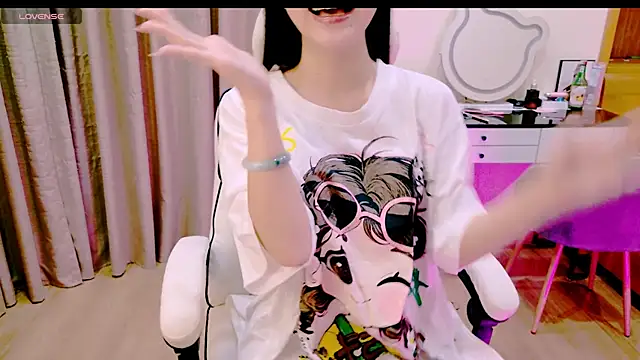  Aria Moonie online show from April 2, 2026, 3:51 pm