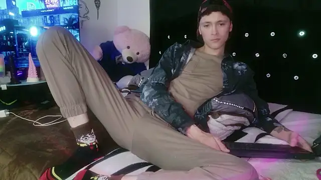 Tyler cat online show from November 24, 2025, 11:49 pm