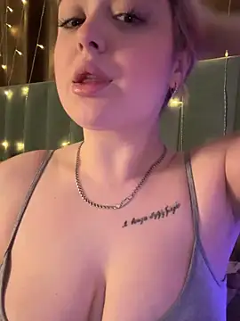 KellyMoors online show from December 18, 2025, 1:22 am