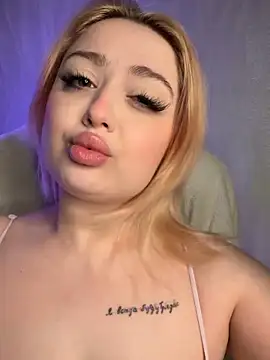 KellyMoors online show from April 17, 2026, 1:19 am