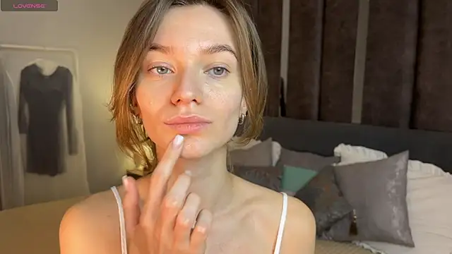 EvaToniz online show from December 14, 2025, 1:12 am