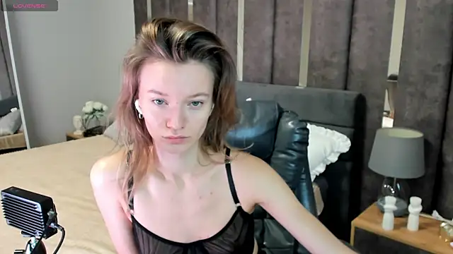 EvaToniz online show from October 31, 2025, 1:02 am