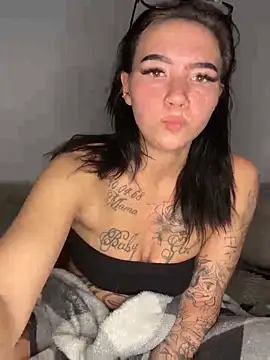 YoungZoexx online show from November 4, 2025, 6:55 pm