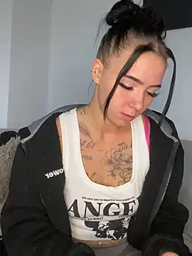 YoungZoexx online show from October 28, 2025, 8:46 am