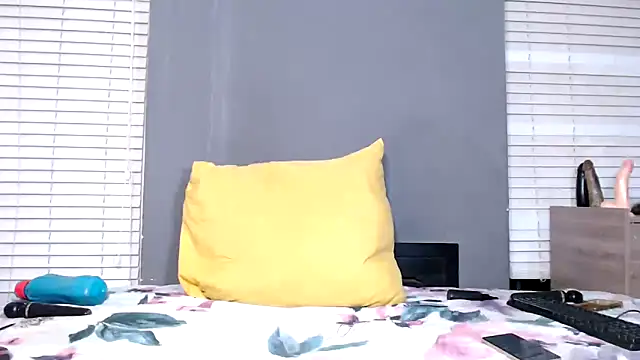 LadyBear2002 online show from November 9, 2025, 2:04 am