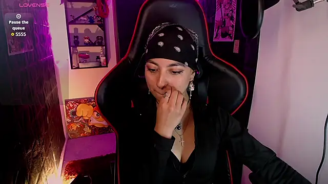 lunarichy22 online show from November 21, 2025, 8:30 pm