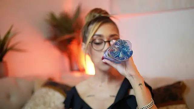 AileenKiss online show from December 2, 2025, 8:10 pm