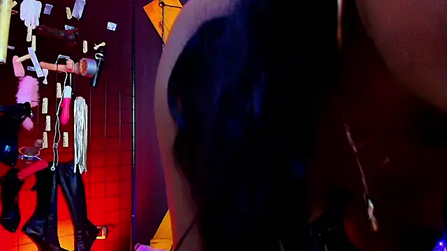 Snapshot of MrKiara_Queen_BDSM_ chatting on October 6, 2025, 1:01 pm MrKiara Queen BDSM online show from October 6, 2025, 1:01 pm