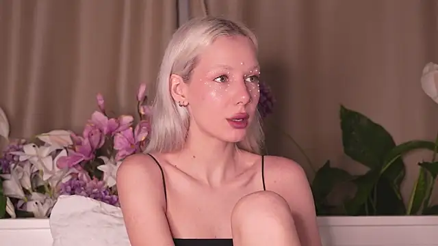 Snapshot of RanyThomson chatting on November 2, 2025, 6:35 pm RanyThomson online show from November 2, 2025, 6:35 pm