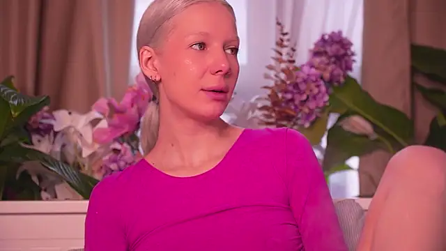 Snapshot of RanyThomson chatting on December 14, 2025, 11:05 am RanyThomson online show from December 14, 2025, 11:05 am