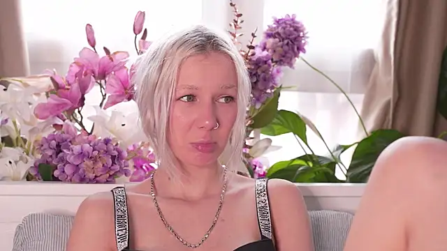 Snapshot of RanyThomson chatting on November 6, 2025, 1:26 pm RanyThomson online show from November 6, 2025, 1:26 pm