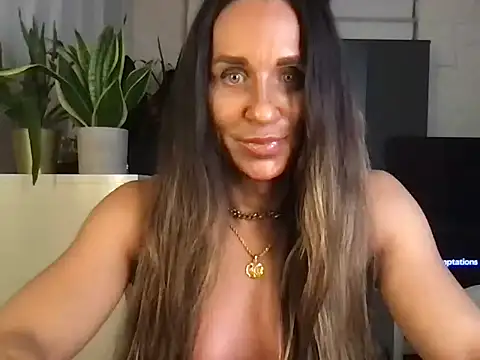 Snapshot of GluteQueenE chatting on November 5, 2025, 11:52 pm GluteQueenE online show from November 5, 2025, 11:52 pm