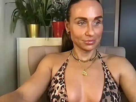 Snapshot of GluteQueenE chatting on December 22, 2025, 10:43 pm GluteQueenE online show from December 22, 2025, 10:43 pm