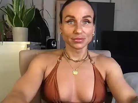 Snapshot of GluteQueenE chatting on November 27, 2025, 3:23 pm GluteQueenE online show from November 27, 2025, 3:23 pm