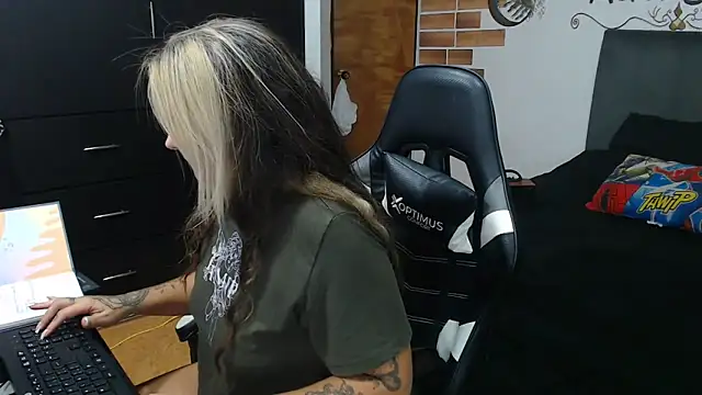 perlagoloza05 online show from November 12, 2025, 3:10 am