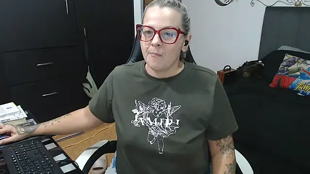 perlagoloza05 online show from October 30, 2025, 3:27 am