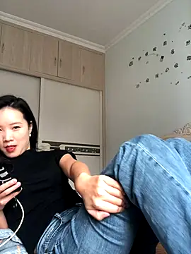 Snapshot of Mile-m chatting on October 12, 2025, 3:52 am Mile-m online show from October 12, 2025, 3:52 am