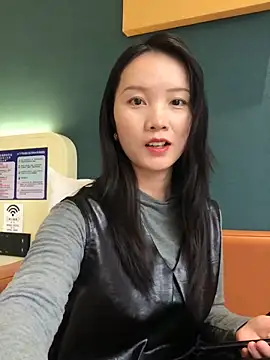 Snapshot of Mile-m chatting on November 5, 2025, 8:06 am Mile-m online show from November 5, 2025, 8:06 am