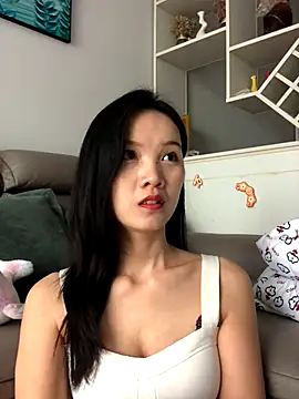 Snapshot of Mile-m chatting on November 12, 2025, 6:28 am Mile-m online show from November 12, 2025, 6:28 am