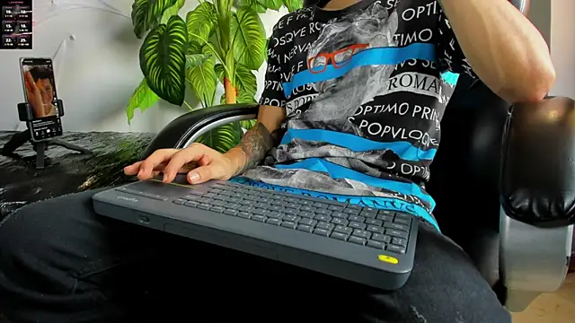 Snapshot of 2_fire chatting on November 1, 2025, 9:19 pm 2 fire online show from November 1, 2025, 9:19 pm