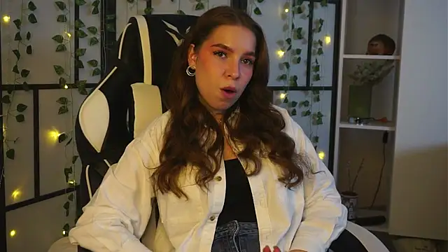 Snapshot of ToniaRoehr chatting on October 8, 2025, 5:35 pm ToniaRoehr online show from October 8, 2025, 5:35 pm