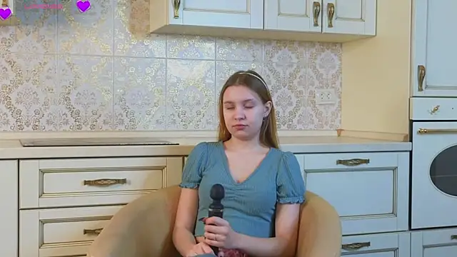 MarindaRuud online show from December 4, 2025, 12:04 pm