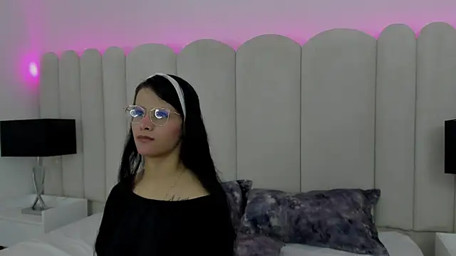 Alanha   online show from November 19, 2025, 3:17 am