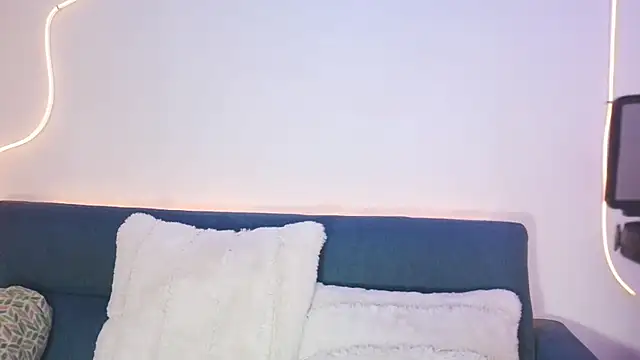 luna valen online show from April 18, 2026, 3:53 am