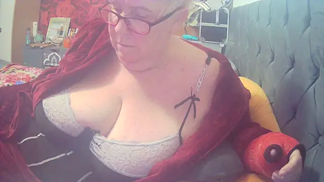 Playful MILF Demi online show from October 19, 2025, 10:29 am