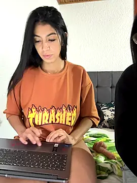 Snapshot of Luuuu- chatting on November 25, 2025, 8:31 pm Luuuu- online show from November 25, 2025, 8:31 pm