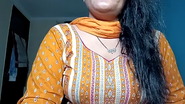 horny milf couple online show from April 20, 2026, 5:25 pm