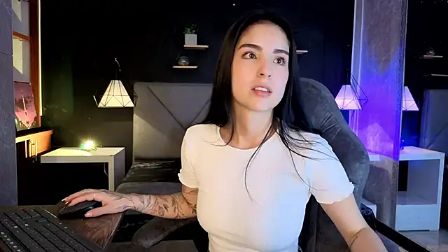 giapearl25 online show from November 12, 2025, 1:32 am