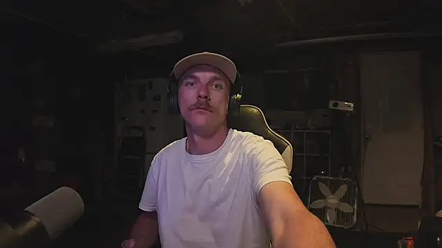 AverageMaleJay online show from May 17, 2026, 1:49 am