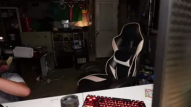 AverageMaleJay online show from October 5, 2025, 2:35 am