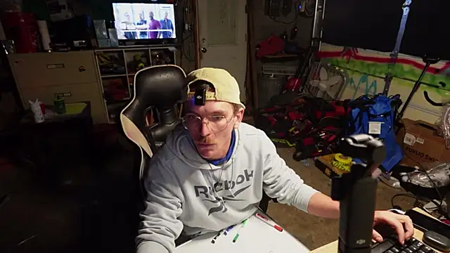 AverageMaleJay online show from November 4, 2025, 1:53 am