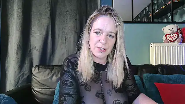 Delichieuse5 online show from May 6, 2026, 7:40 pm