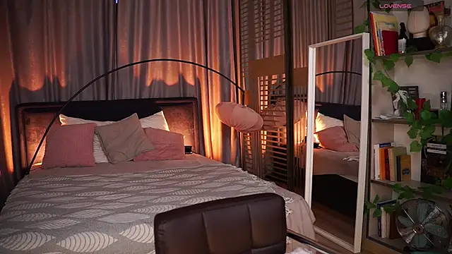 Snapshot of YokoKoko_ chatting on November 5, 2025, 5:43 am YokoKoko online show from November 5, 2025, 5:43 am