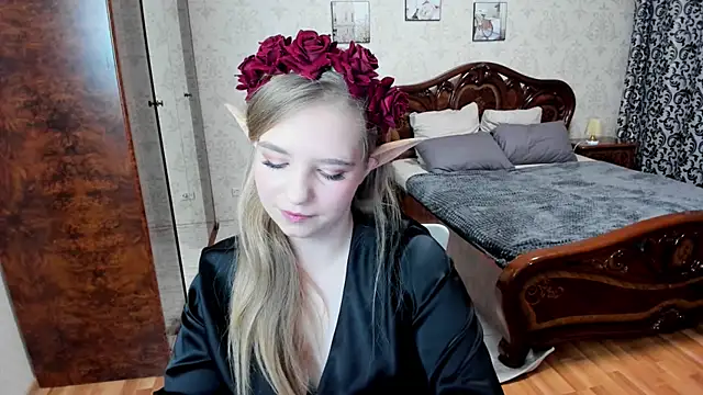 LunaCosplay online show from October 21, 2025, 7:57 pm