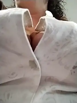 -saraqueen- online show from October 22, 2025, 4:06 pm