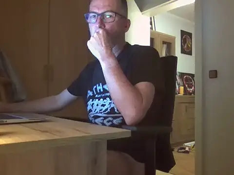 Snapshot of SilkenQuip chatting on October 6, 2025, 6:30 pm SilkenQuip online show from October 6, 2025, 6:30 pm