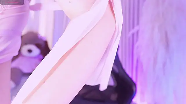 alejagarcia  online show from December 14, 2025, 8:58 pm