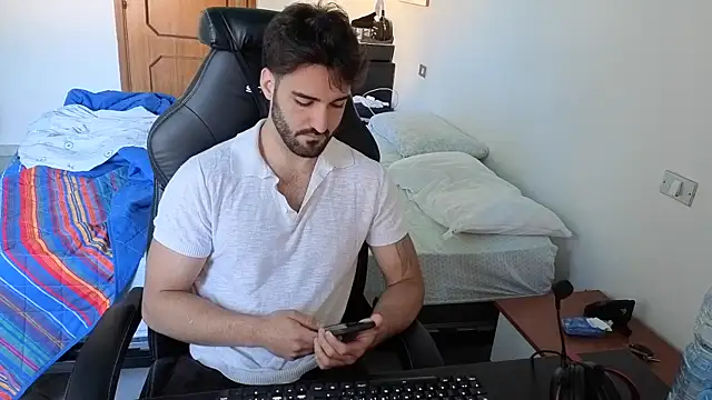 Al3xox02 online show from April 18, 2026, 12:51 pm