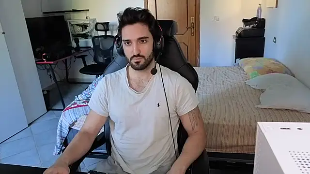 Al3xox02 online show from February 13, 2026, 10:48 am