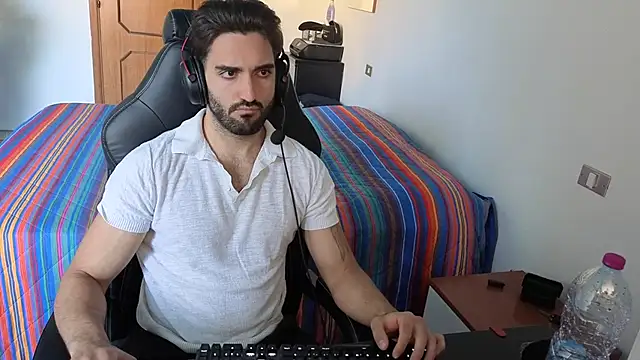 Al3xox02 online show from April 16, 2026, 12:28 pm