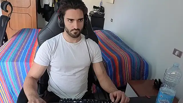 Al3xox02 online show from April 15, 2026, 1:37 pm