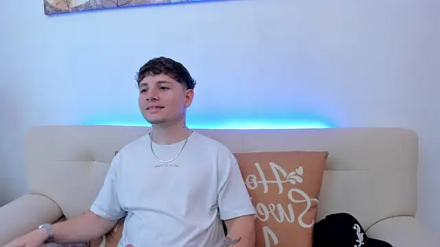 Snapshot of Leoo_Miller chatting on October 28, 2025, 9:25 pm Leoo Miller online show from October 28, 2025, 9:25 pm